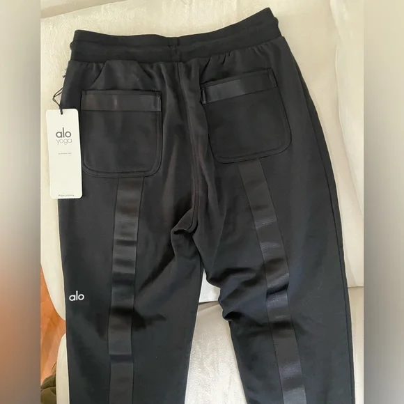 NWT Alo Yoga Nomadic Sweatpants in Black Front & Back Pockets Size S - Picture 12 of 16